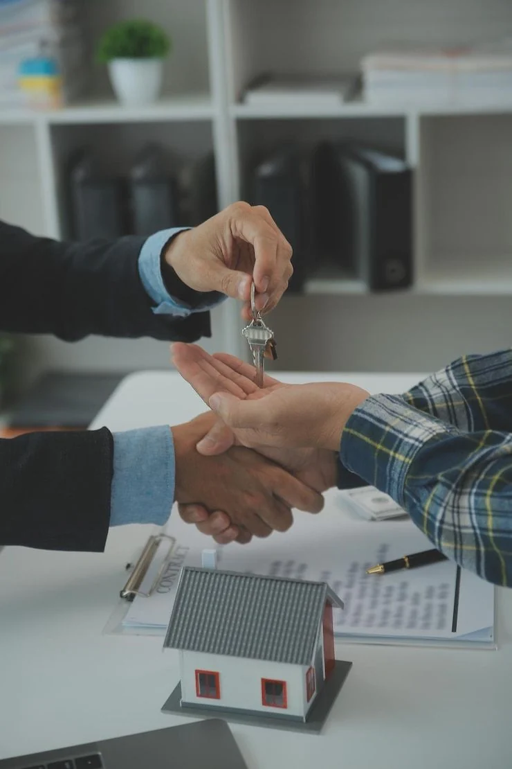 Selling a rental property with tenants on a lease: 3 scenarios to follow